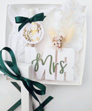 Wedding Money Gift Holder – MR & MRS (WHITE &Green Accent, Boxed ,EN)
