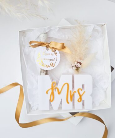 Wedding Money Gift Holder – MR & MRS (Gold Accent, Boxed ,LT)